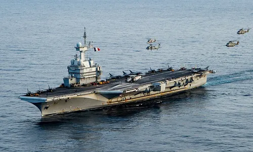 Quel porte-avions français en service est à propulsion nucléaire ?
