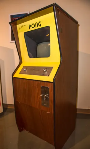 Quelle entreprise a commercialisé la borne d'arcade Pong en 1972 ?