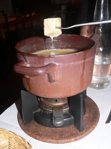 Comment s'appelle la fondue au fromage et au vin blanc que l'on déguste avec des morceaux de pain ?
