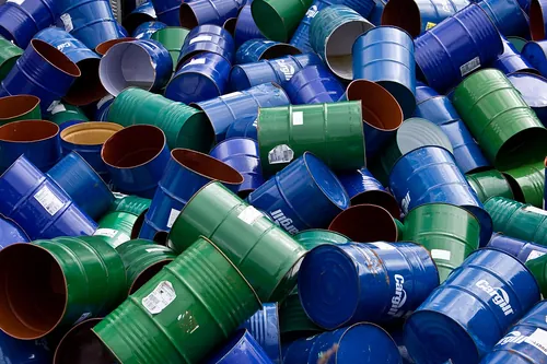 Dans le commerce du pétrole, quel petit tonneau sert d'unité de volume anglo-saxonne ?