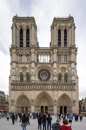Quel monument parisien a rouvert ses portes en décembre 2024, cinq ans après un grand incendie ?