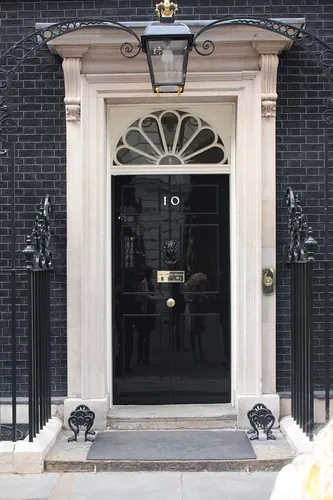 Officiellement, à quel numéro de Downing Street réside le Premier ministre britannique ?