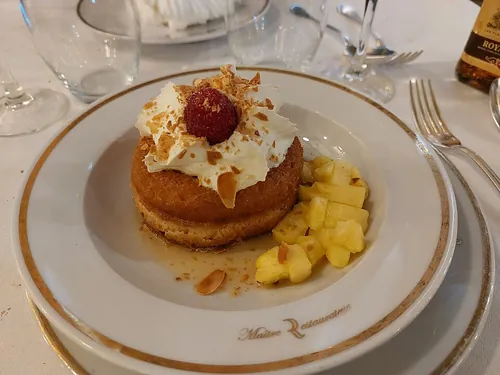 Quel gâteau en pâte levée est imbibé de rhum après cuisson ?