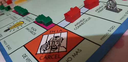 Dans le Monopoly classique, de quelle couleur sont les hôtels ?