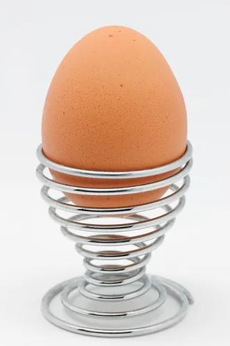 Quel nom donne-t-on au petit ustensile de table sur lequel on pose un œuf à la coque ?