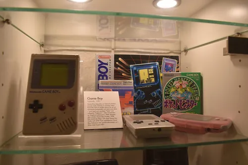 Quelle paire de jeux a lancé la série Pokémon au Japon ?