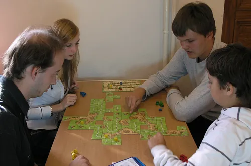 Quel jeu de plateau a popularisé le placement de tuiles pour former un paysage médiéval ?