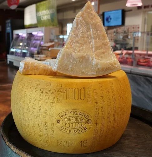 Quel terme désigne un grand fromage circulaire, en forme de disque ou de gros cylindre aplati ?