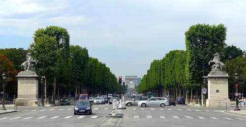 Quel monument marque l’extrémité ouest des Champs-Élysées à Paris ?