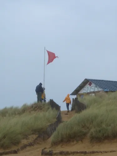 Sur une plage, quelle couleur a le drapeau qui interdit la baignade ?