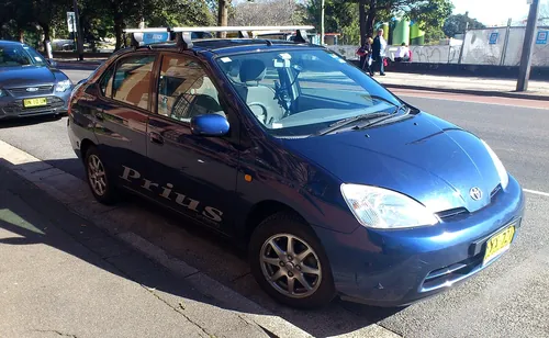 Quel constructeur automobile a lancé la Prius, la première voiture hybride vendue en grande série ?
