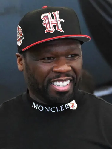 Quel rappeur américain, né Curtis James Jackson, a pour nom de scène une pièce de monnaie américaine ?