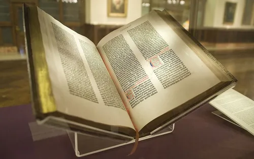 Dans quelle ville allemande la Bible de Gutenberg a-t-elle été imprimée ?