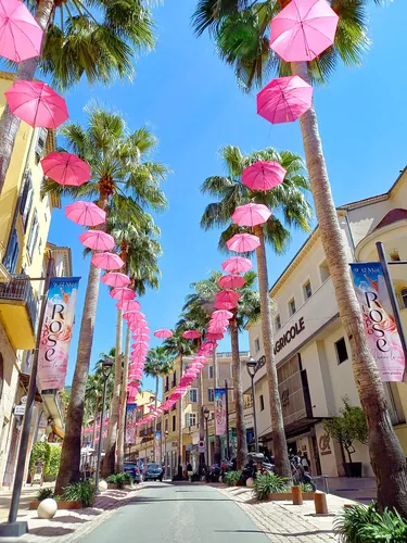 Quelle ville des Alpes-Maritimes est considérée comme la capitale mondiale du parfum ?