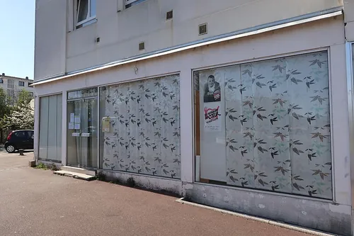 Quelle association Coluche a-t-il créée en 1985 ?