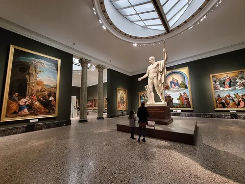 Quel nom désigne spécifiquement une galerie d’art ou un musée consacrés à la peinture ?