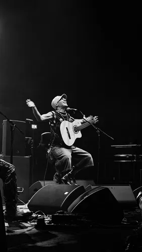 Quel ancien leader du groupe Mano Negra a lancé sa carrière solo avec l'album « Clandestino » en 1998 ?
