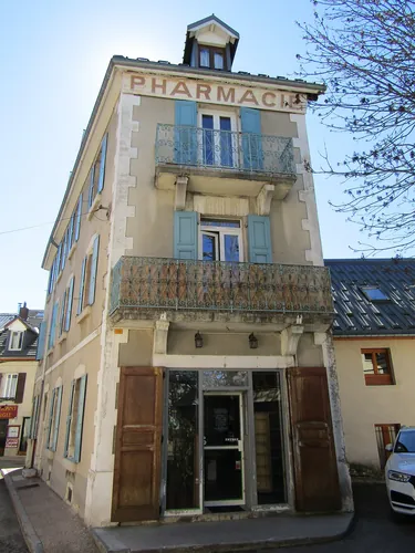 Quel métier s'occupe de la vente de médicaments en officine ?