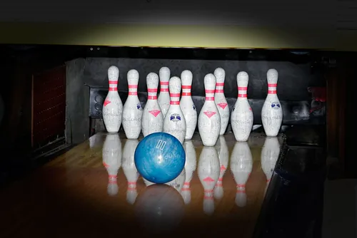 Au bowling, comment appelle-t-on un coup où toutes les quilles tombent en deux lancers ?