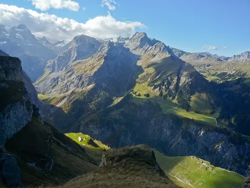 Comment appelle-t-on le déplacement des troupeaux qui vont paître en montagne durant l’été ?