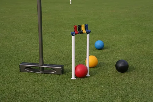 Quel jeu consiste à faire passer des boules de bois sous des arceaux à l’aide d’un maillet ?