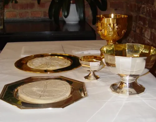 Dans la religion catholique, quel est le nom du pain eucharistique fait de farine sans levain ?