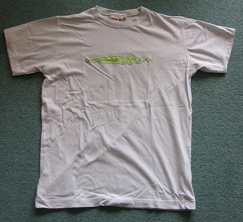 Sur l’étiquette d’un tee-shirt, que signifie l’abréviation « XS » ?