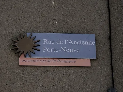 Quelle figure de style associe deux mots de sens contradictoires dans l’expression « un silence assourdissant » ?