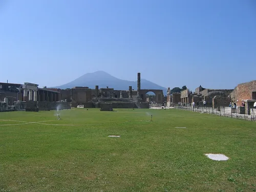 Quel volcan a enseveli la ville romaine de Pompéi en 79 ?