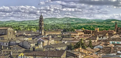 À quelle ville italienne la céramique appelée « faïence » doit-elle son nom ?