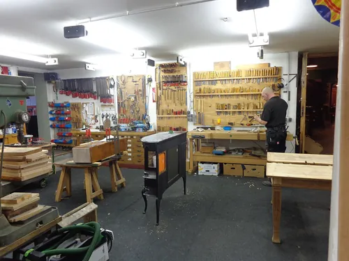Quel artisan spécialisé dans les meubles de qualité doit son nom à un bois noir et précieux ?