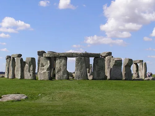 Dans quel pays peut-on observer l’ensemble mégalithique de Stonehenge ?