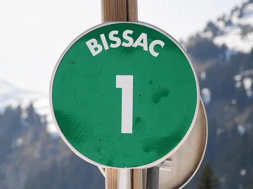 Selon le code couleur des pistes de ski alpin, quelle couleur désigne la piste la plus facile si le noir indique la plus difficile ?