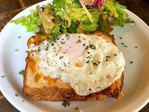 Que faut-il ajouter à un croque-monsieur pour en faire un croque-madame ?