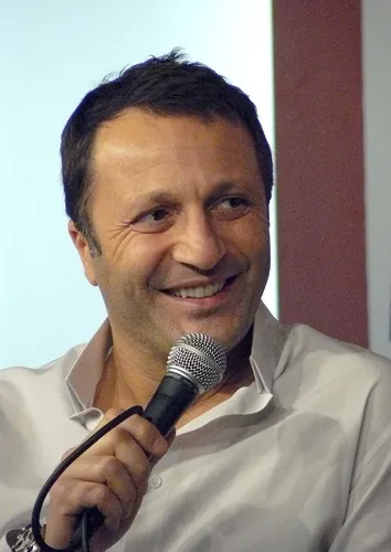 Sous quel pseudonyme l’animateur de télévision Jacques Essebag est-il connu ?