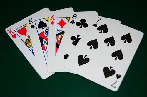 Au poker, comment s’appelle une main composée de trois cartes de même valeur ?