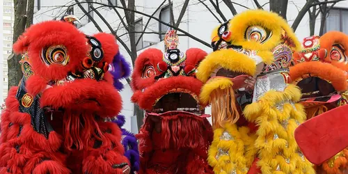 Dans la danse chinoise du lion, à quoi sert le miroir fixé sur le front du lion ?