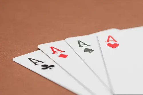 Dans le classement classique du poker, quelle combinaison est la plus forte parmi les suivantes ?
