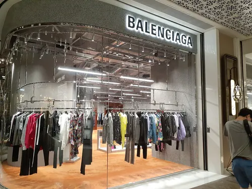 Dans quel pays est né le couturier Balenciaga ?