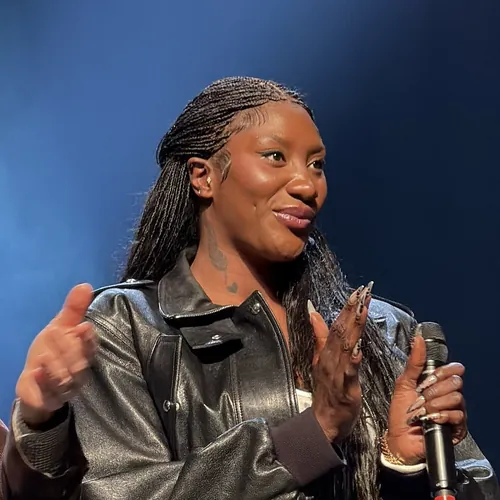 Quelle chanteuse a sorti le tube « Djadja » en 2018 ?
