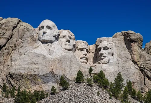 Sur quel mont des États-Unis les visages de quatre présidents américains sont-ils sculptés ?