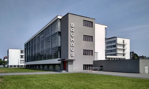 Quel mouvement a influencé le mobilier de Le Corbusier et de Marcel Breuer ?