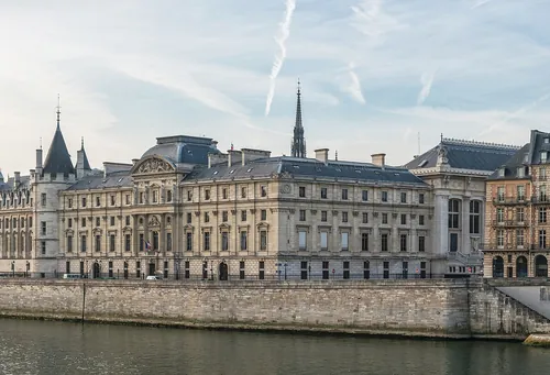En France, quelle institution siège à Paris et est la plus haute juridiction de l'ordre judiciaire ?