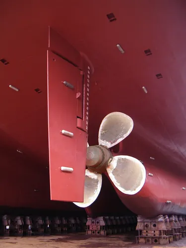 Sur un bateau, comment s’appelle la pièce sous l’eau qui sert à le diriger ?
