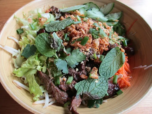 De quel pays le bò bún est-il originaire ?