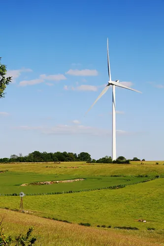 Comment appelle-t-on une machine équipée de pales qui transforme l’énergie du vent en électricité ?