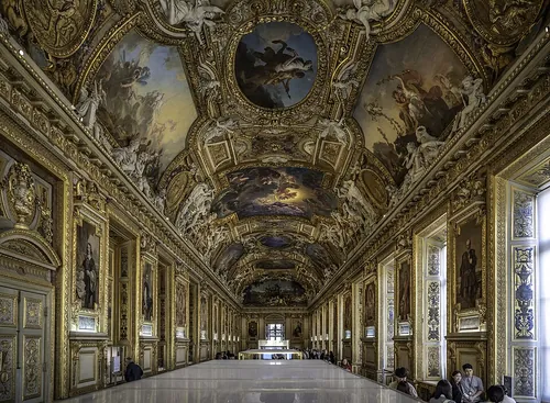 Quel musée parisien a été cambriolé en plein jour en octobre 2025 ?