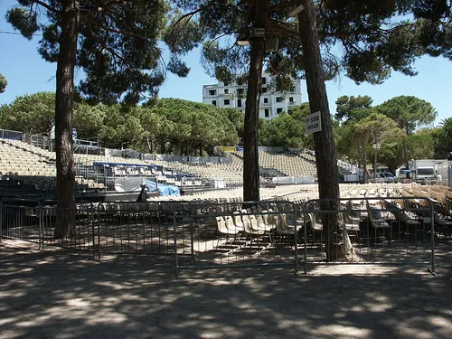 Quel festival de jazz se déroule chaque été sur la baie d'Antibes ?