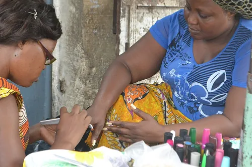 Comment appelle-t-on les soins esthétiques des mains et des ongles ?