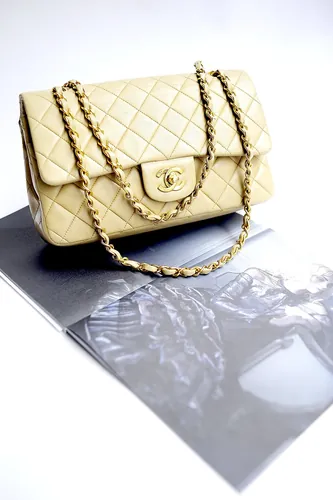 Quelle maison de mode est notamment connue pour ses sacs en cuir matelassé à motif de losanges ?